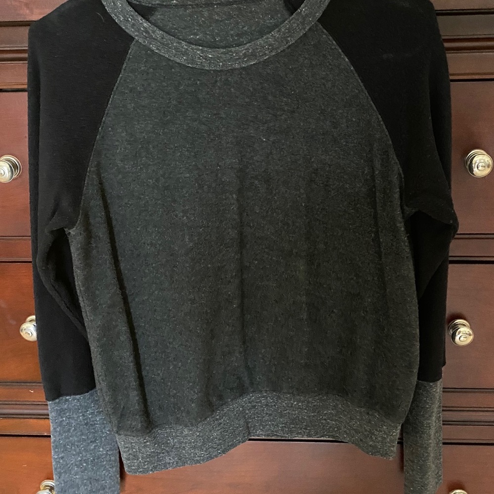 Alo Yoga black and gray warm top